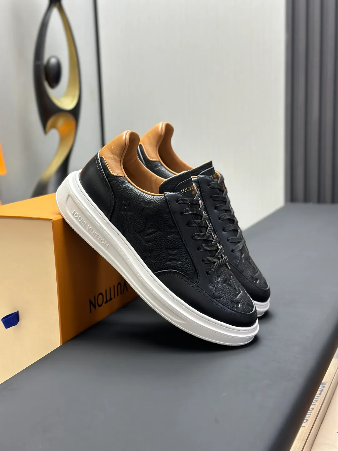 Men's Sneakers LOUIS VUITTON 18555435