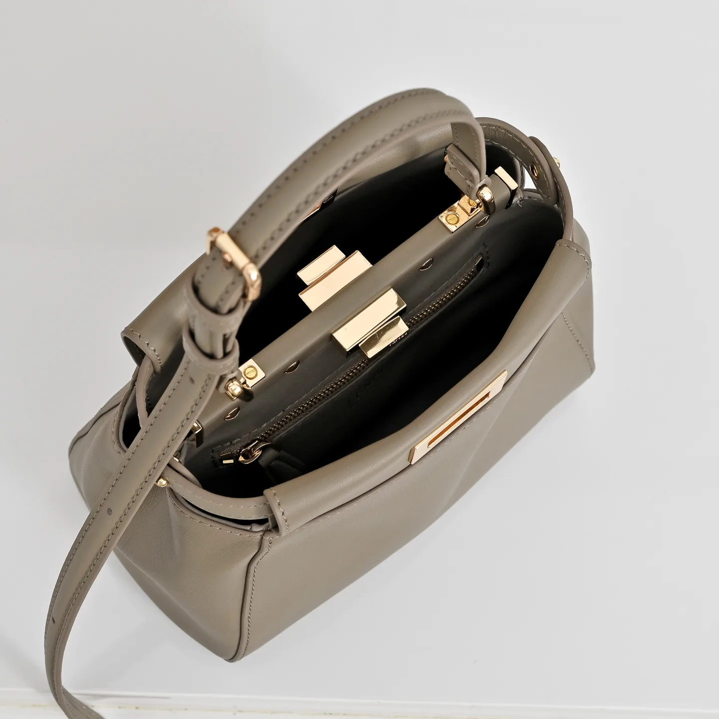Классические Сумки Женские Fendi 18676187