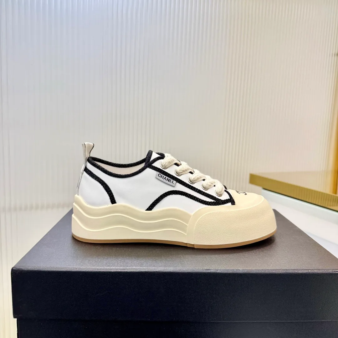 Women's Sneakers CHANEL 18366984
