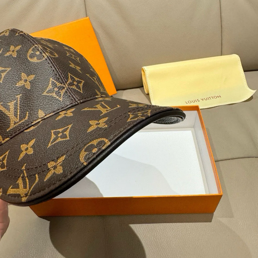 Hats LOUIS VUITTON 18105224
