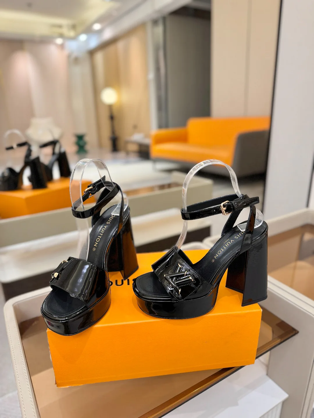 Women's Open-Toe Sandals LOUIS VUITTON 17946851