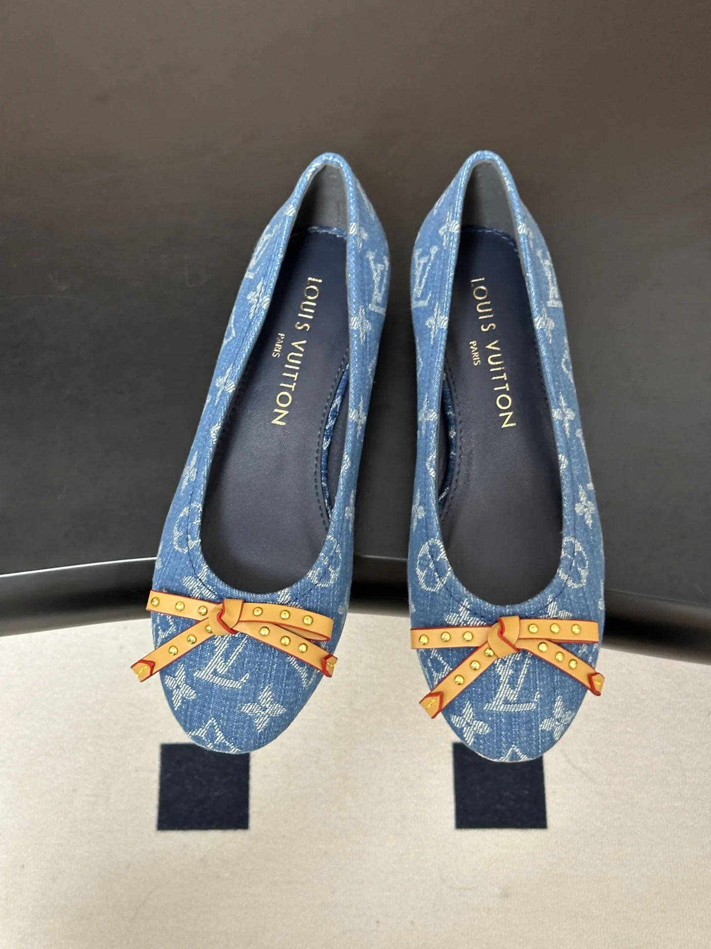 Women's Ballet Flats LOUIS VUITTON 18049411