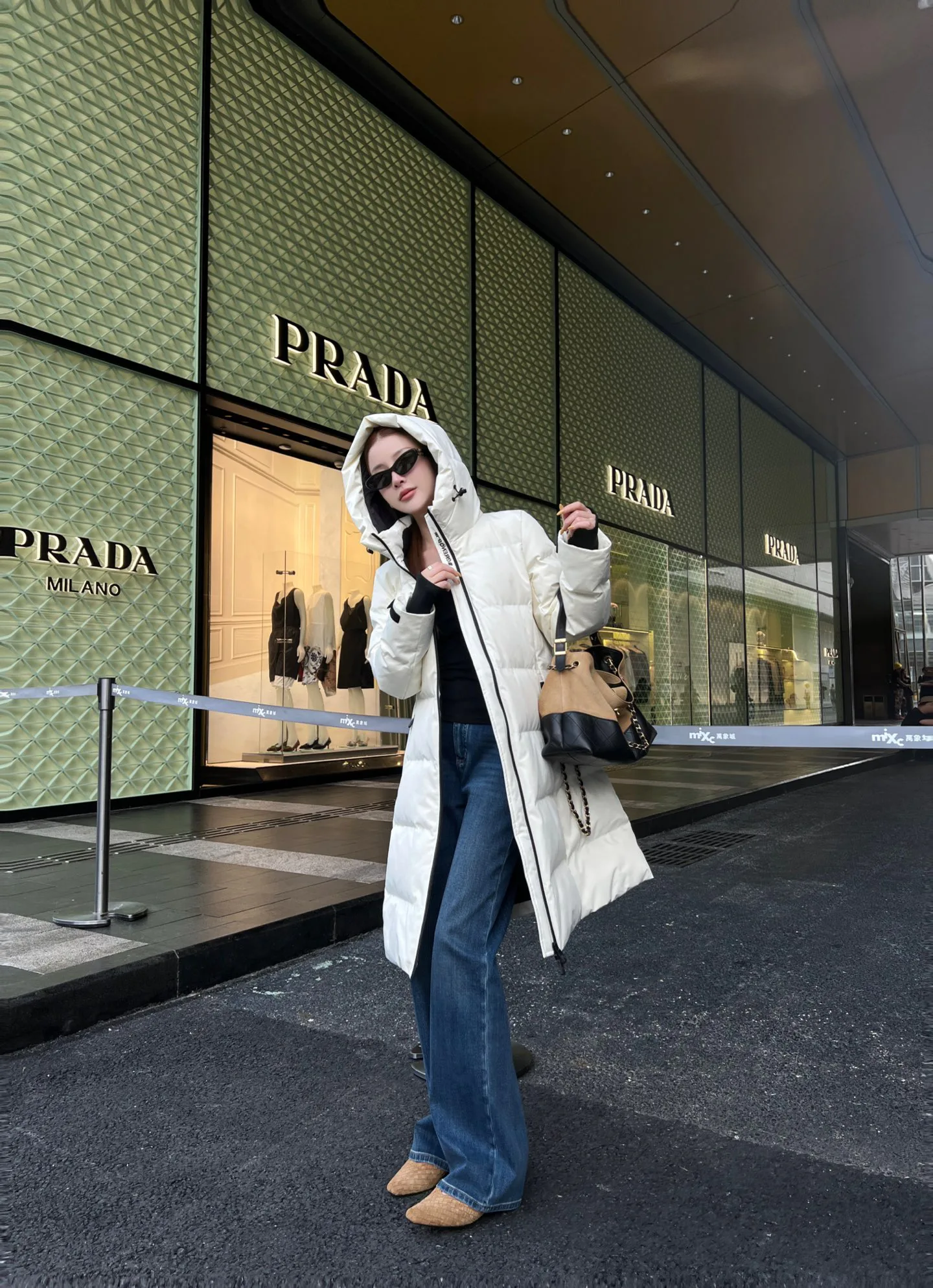 Women's Jackets And Down Jackets MONCLER 18402389