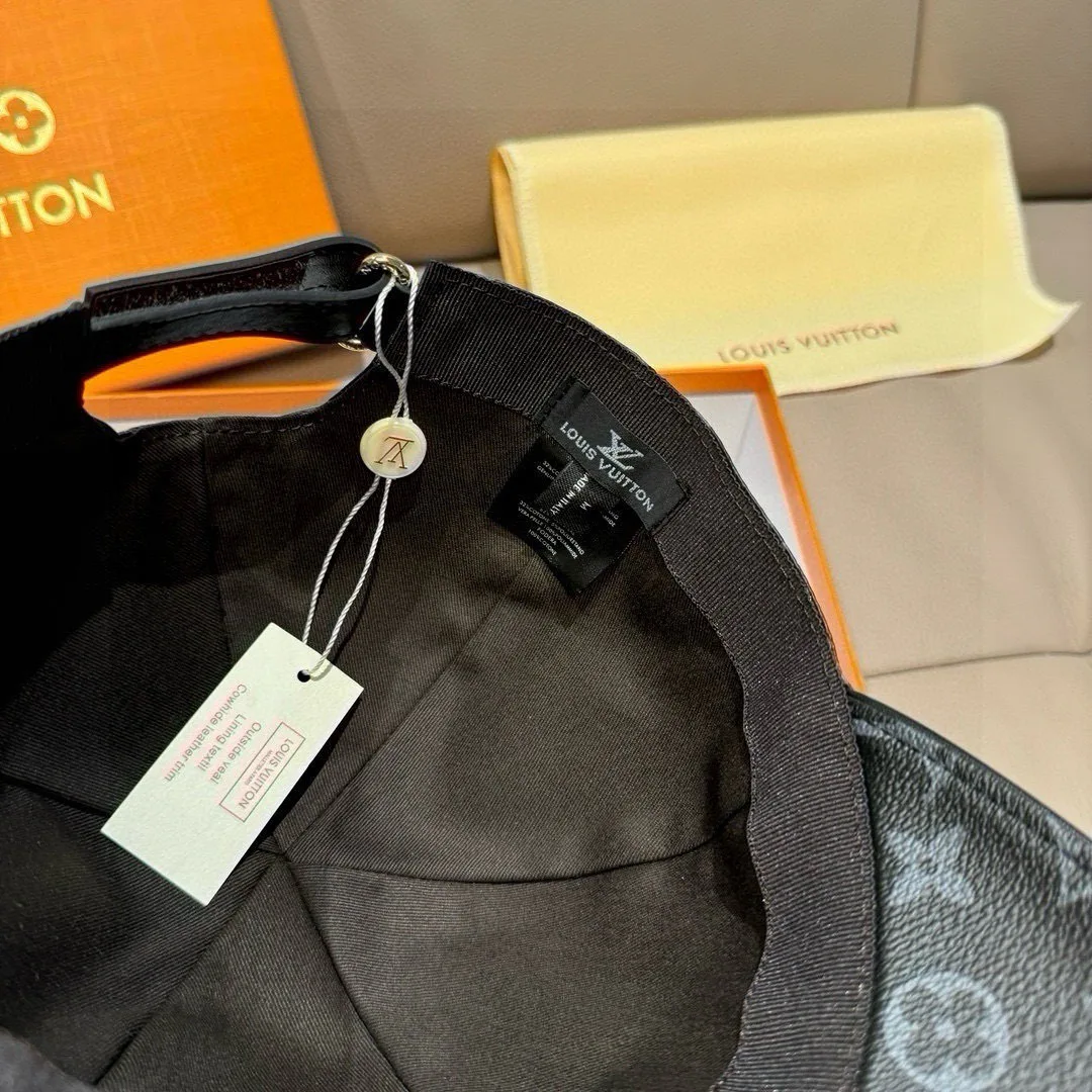 Hats LOUIS VUITTON 18105223