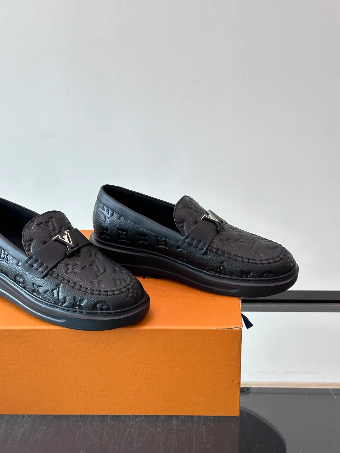 Men's Loafers And Dress Shoes LOUIS VUITTON 18400590