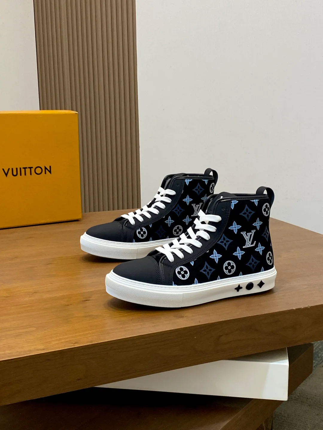 Men's Sneakers LOUIS VUITTON 18363475