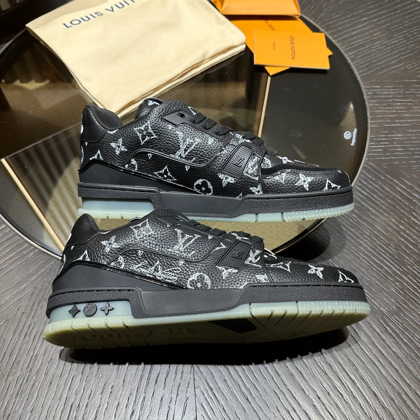 Men's Sneakers LOUIS VUITTON 18192420