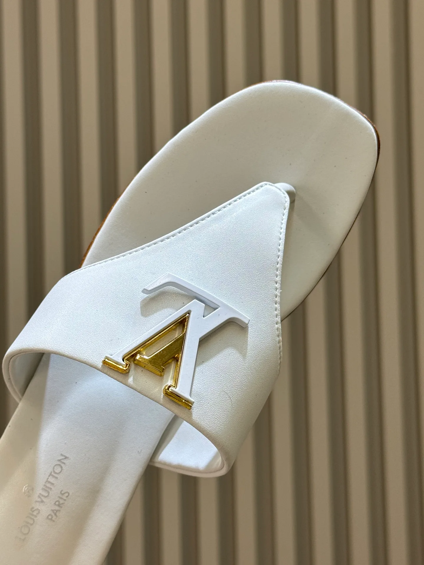 Women's Flip-Flops LOUIS VUITTON 18073242