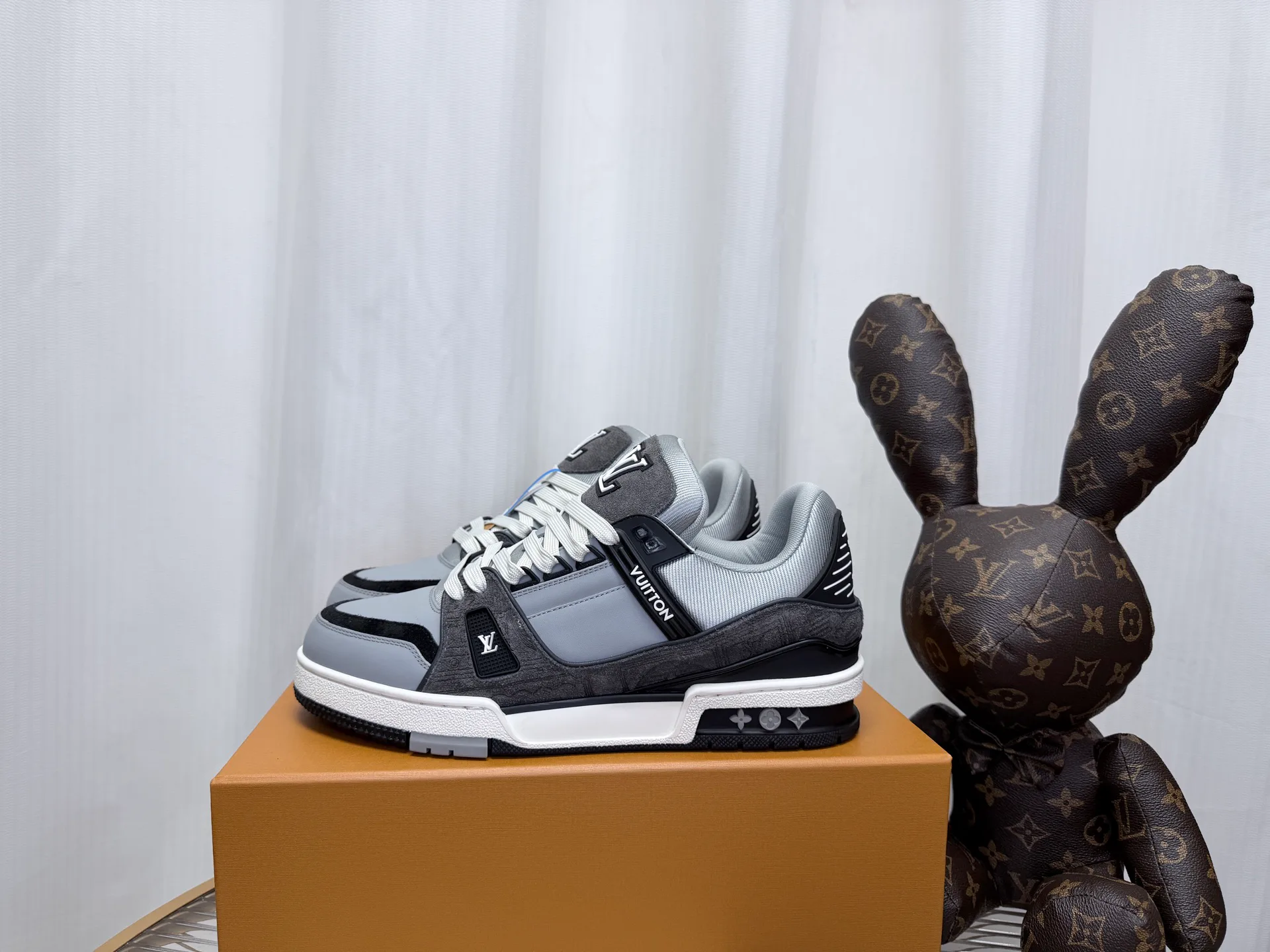 Men's Sneakers LOUIS VUITTON 18234390