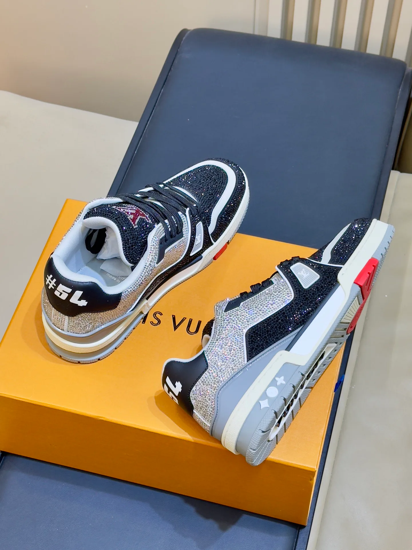 Women's Sneakers LOUIS VUITTON 18073555