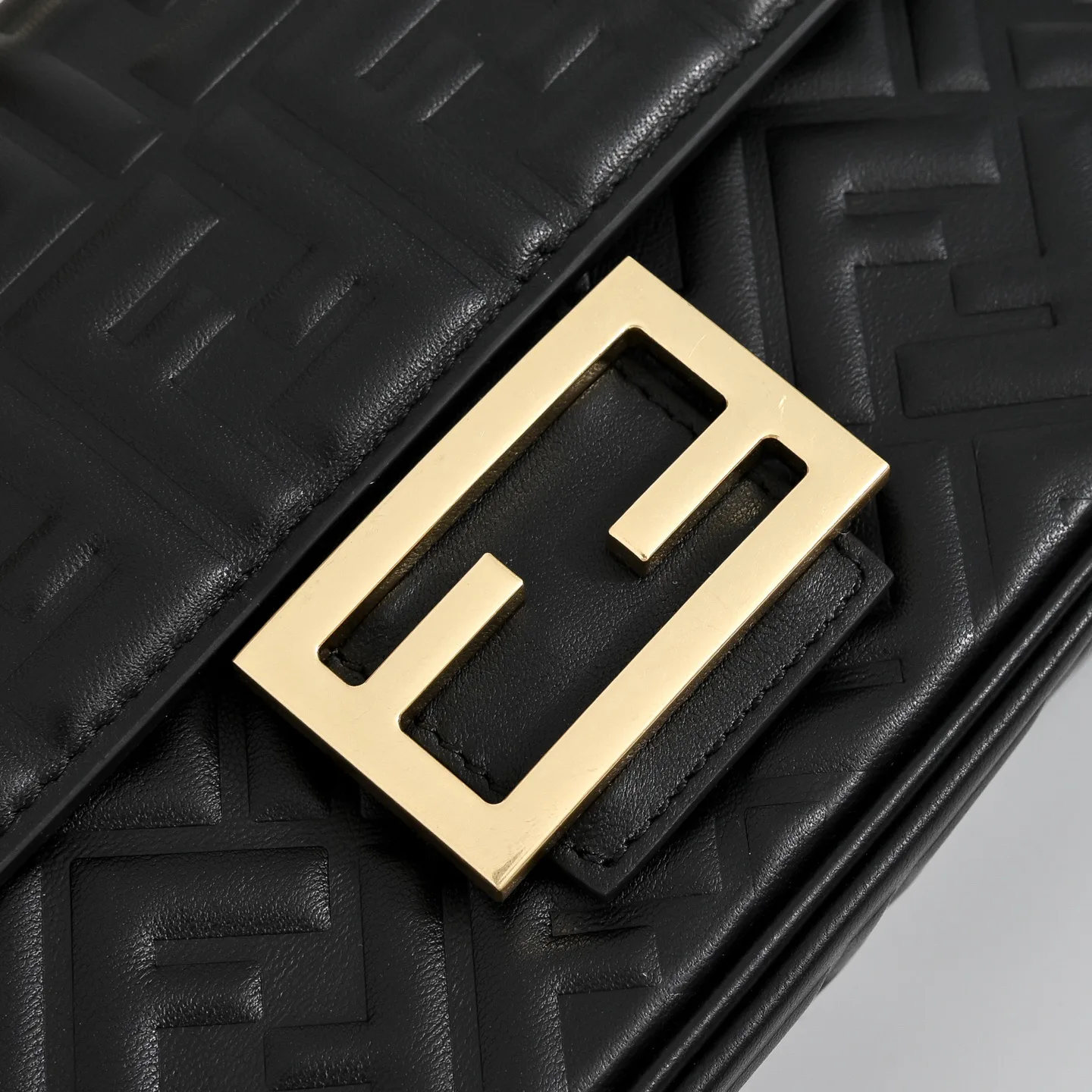 Классические Сумки Женские Fendi 18676183