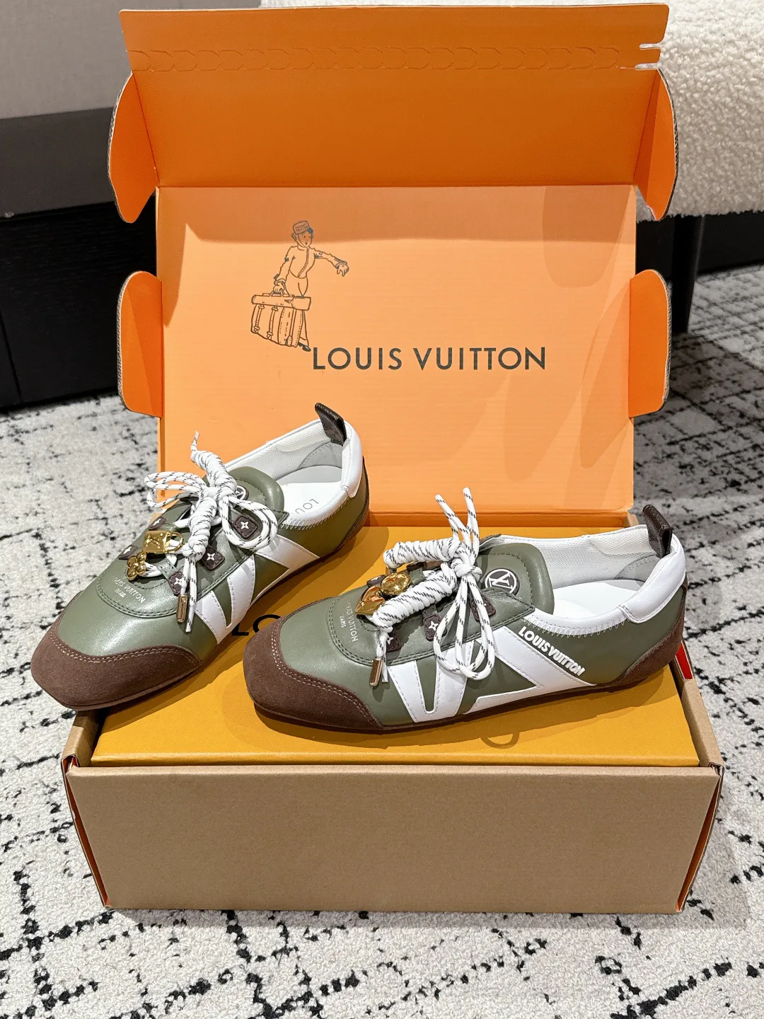 Women's Sneakers LOUIS VUITTON 18409717