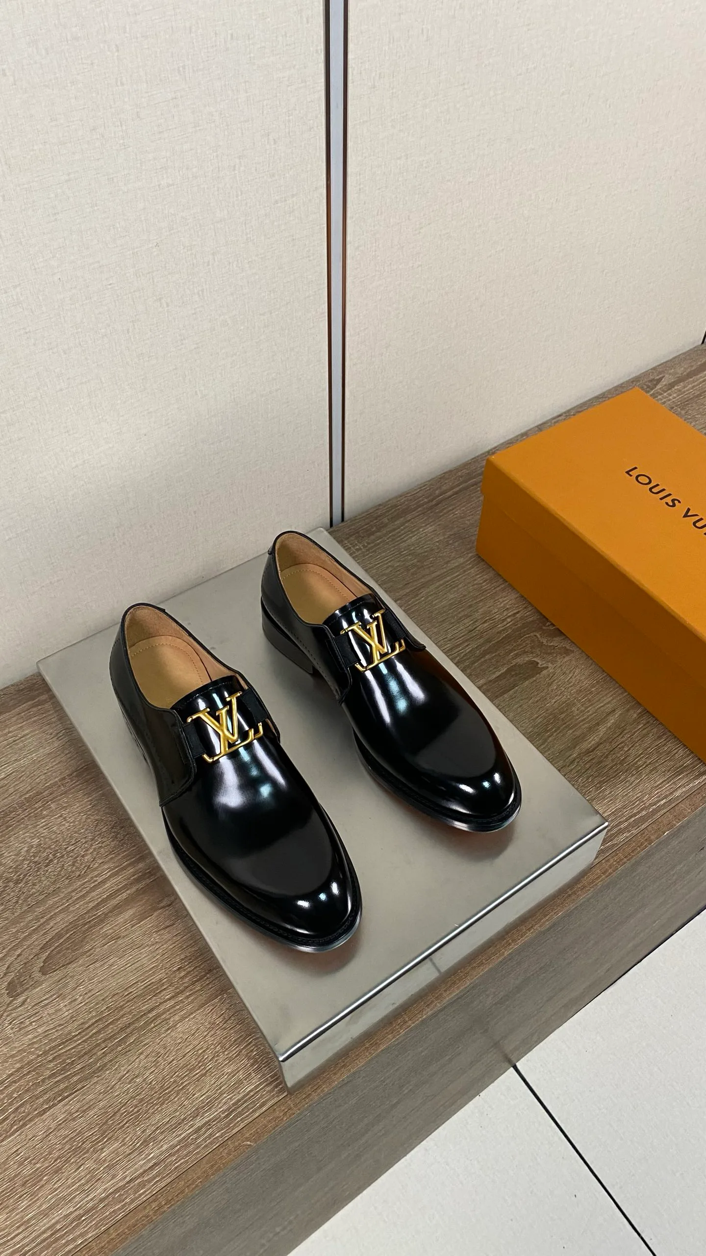 Men's Loafers And Dress Shoes LOUIS VUITTON 18078690