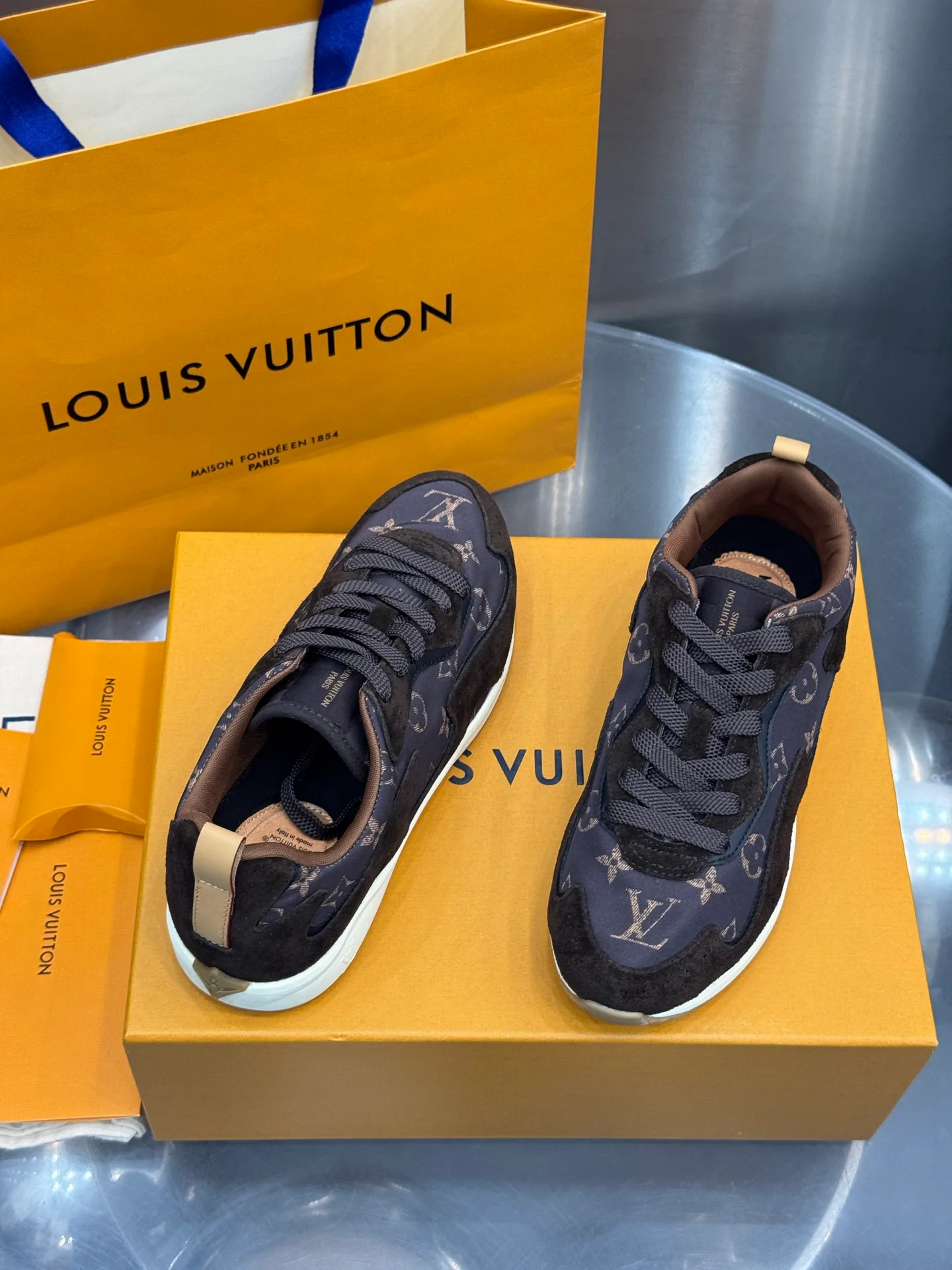 Men's Sneakers LOUIS VUITTON 18202640