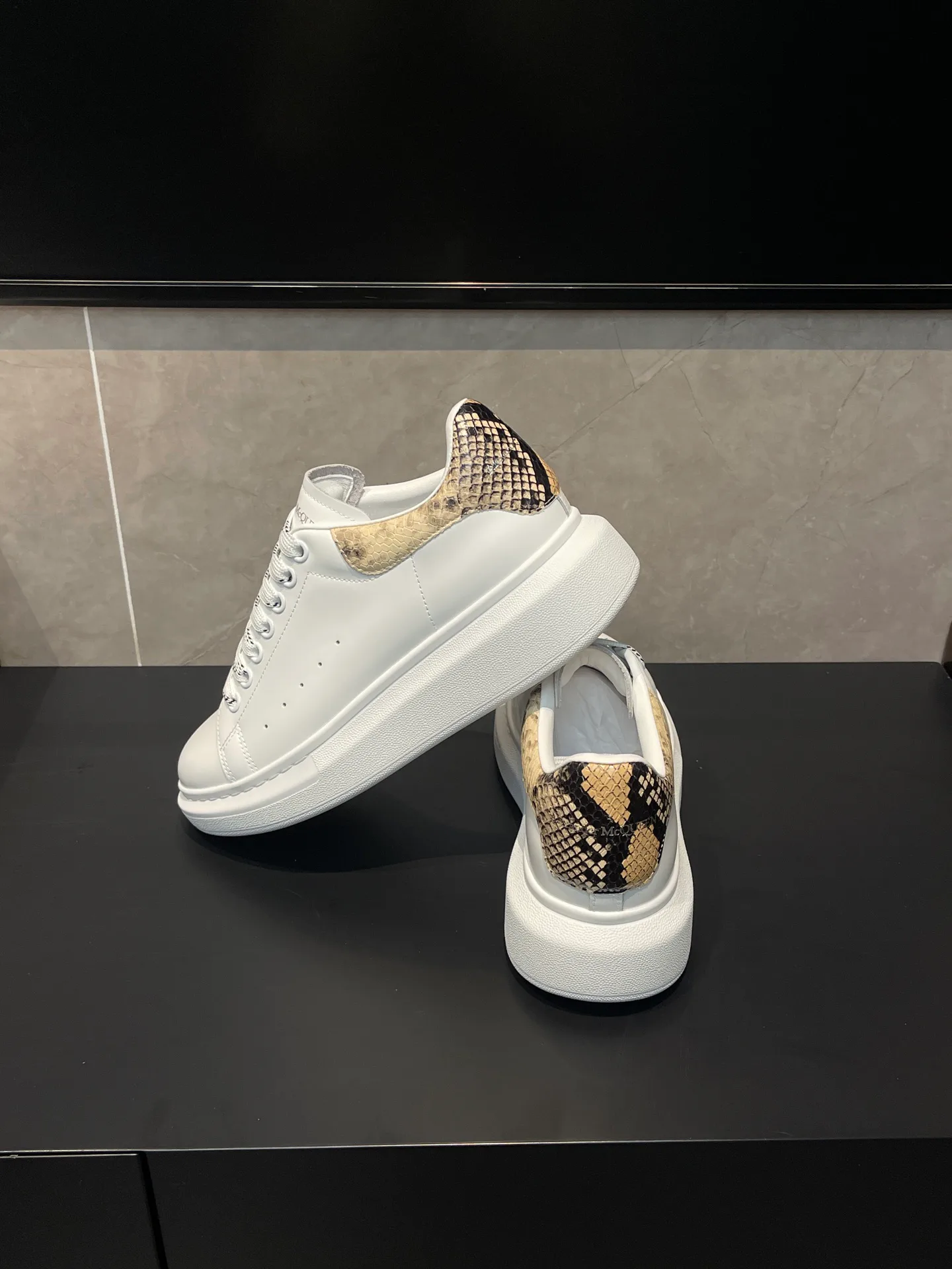 Women's Sneakers ALEXANDER MCQUEEN 18363872