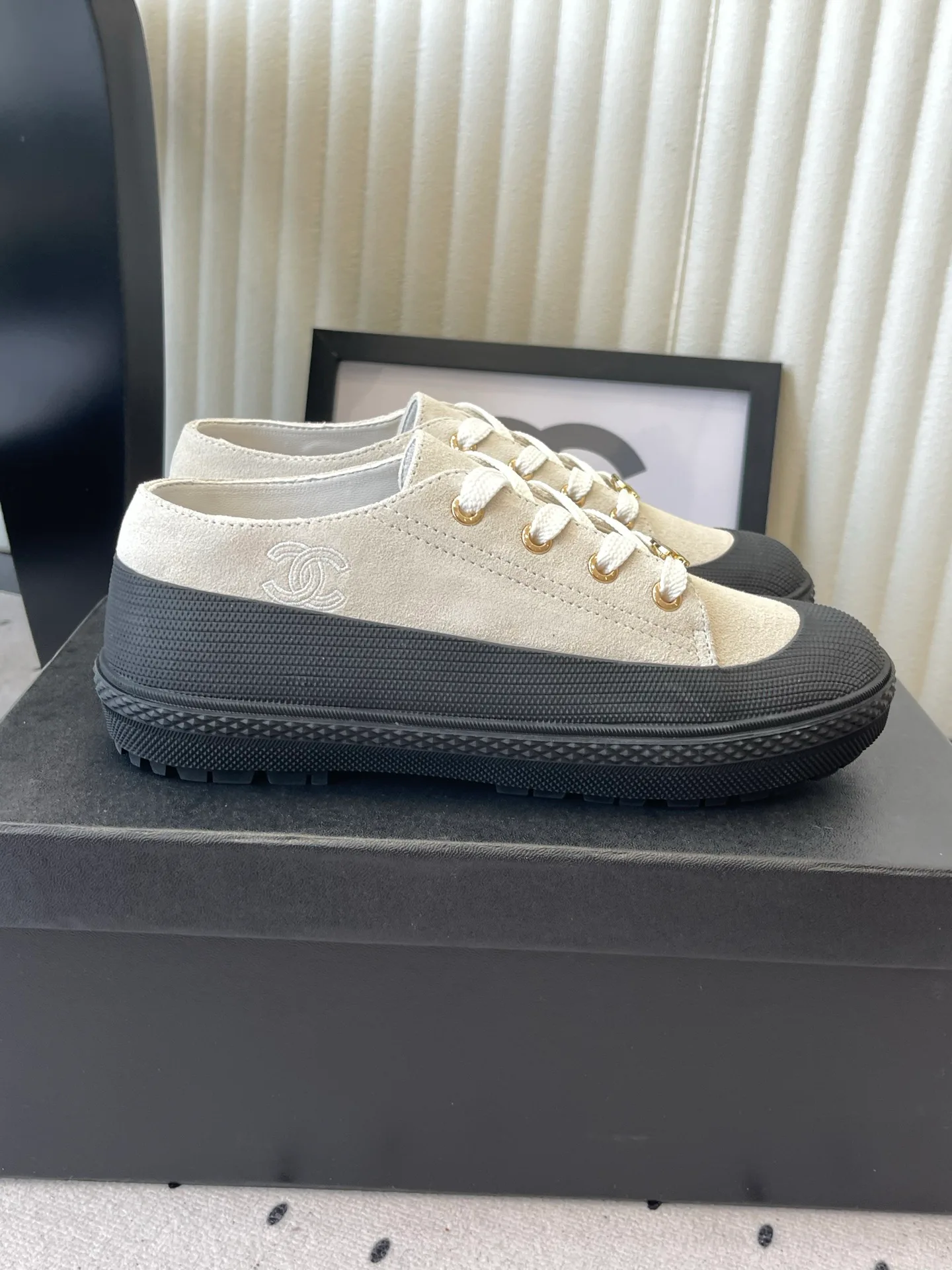 Women's Sneakers CHANEL 18069859