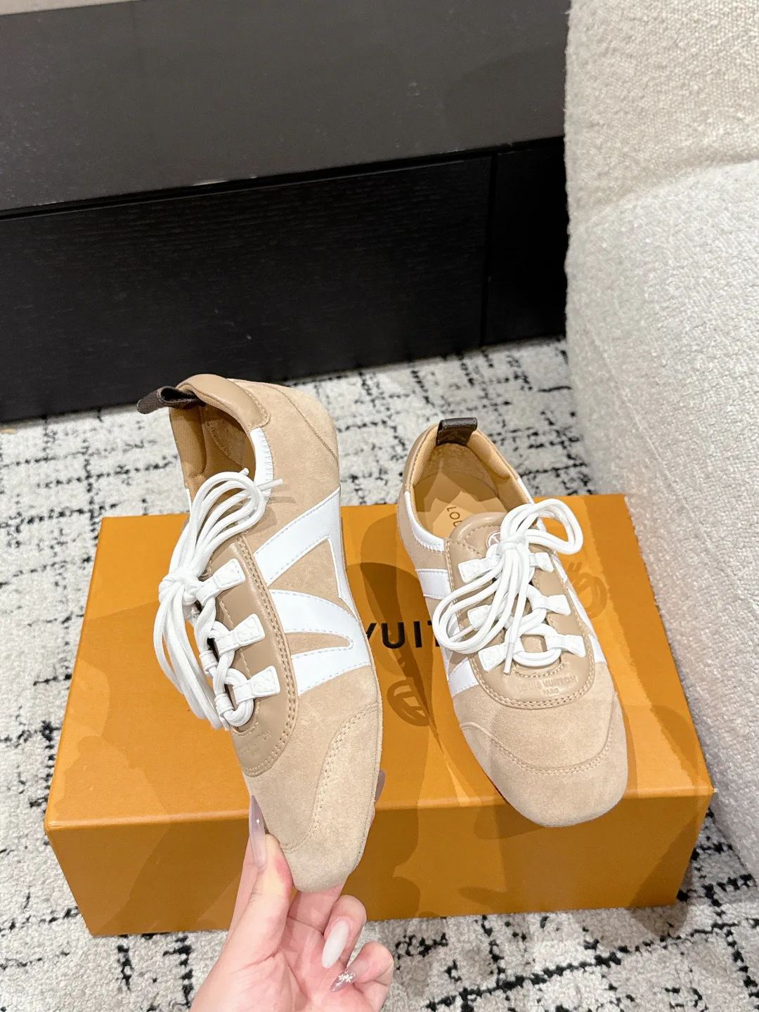 Women's Sneakers LOUIS VUITTON 18409746