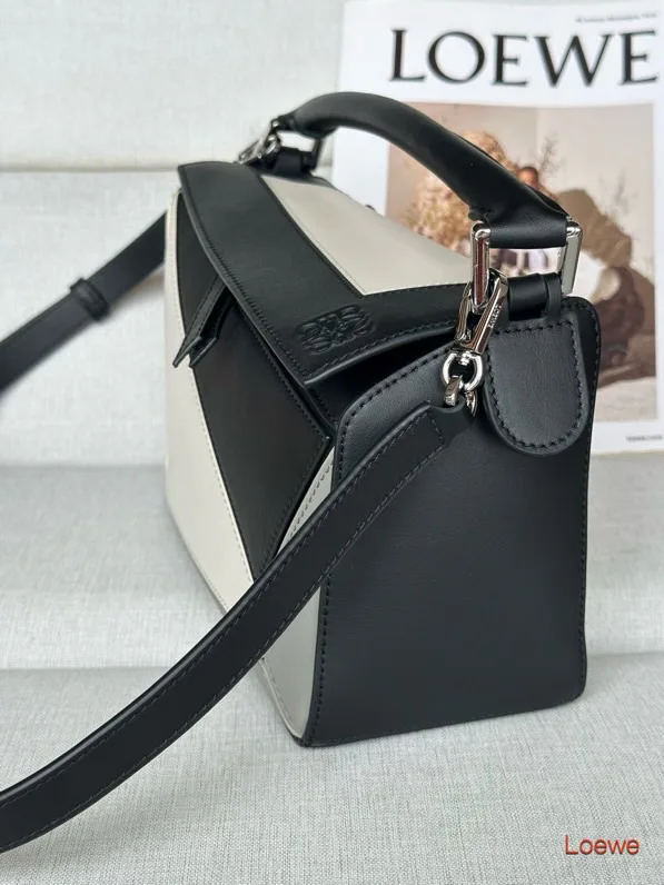 Women's Classic Handbags LOEWE 17271514