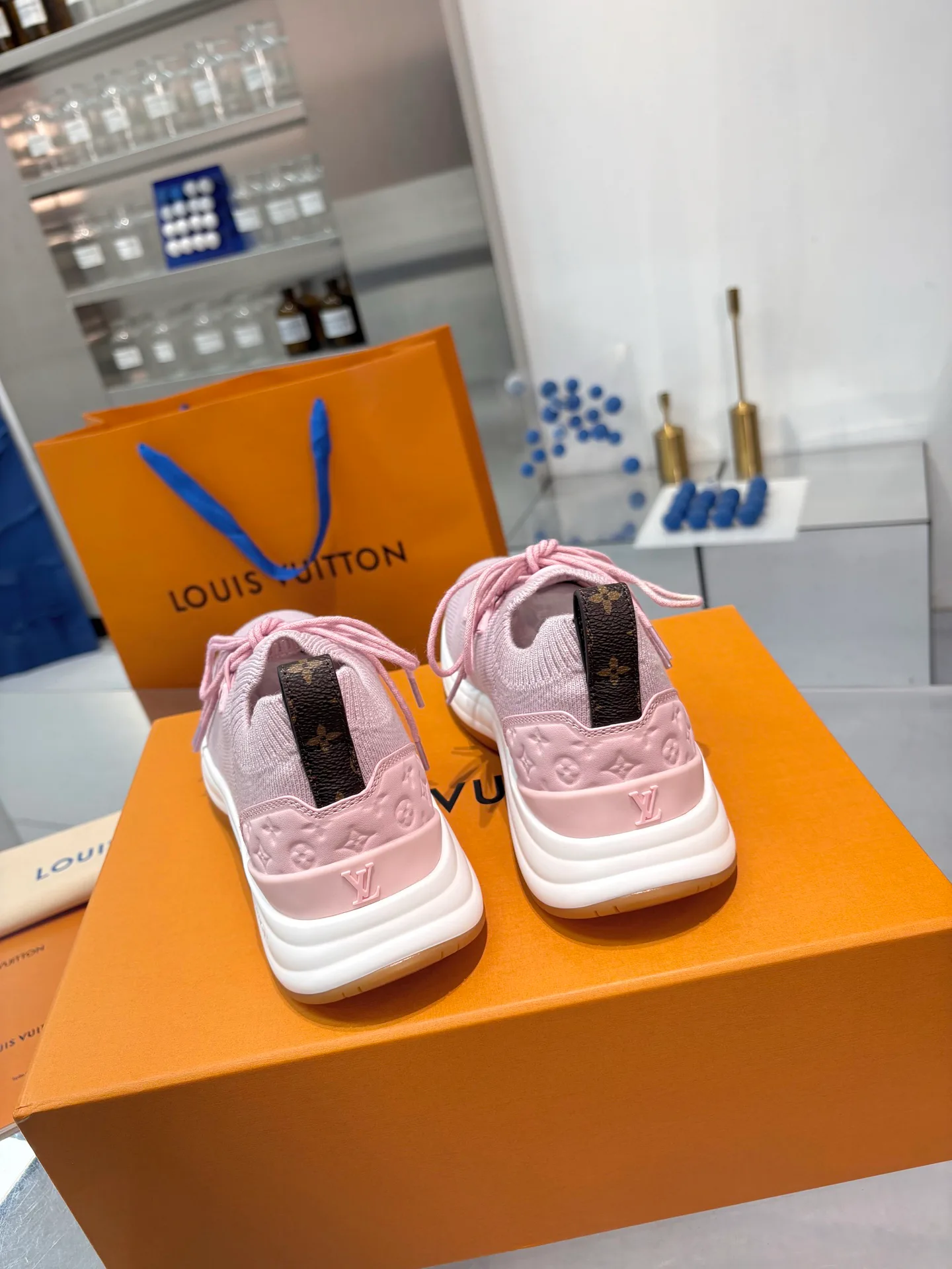 Women's Sneakers LOUIS VUITTON 18055137