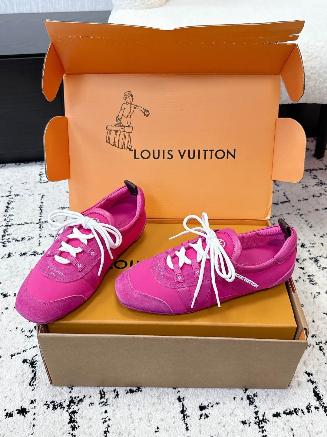 Women's Sneakers LOUIS VUITTON 18409677