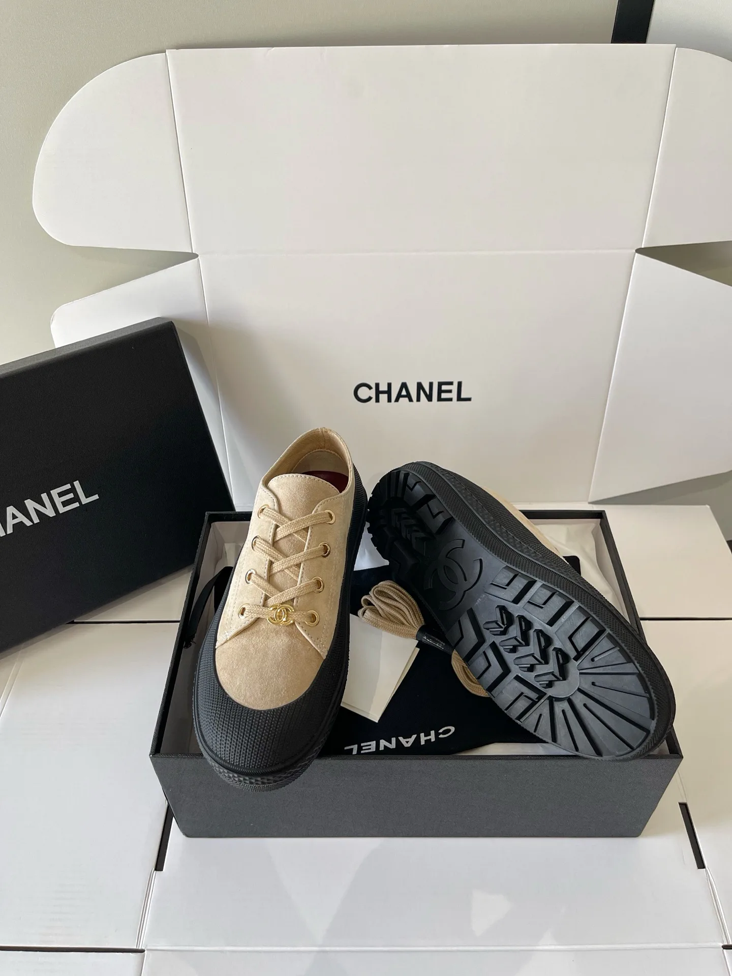 Women's Sneakers CHANEL 18437967