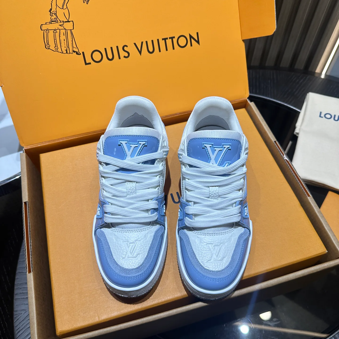 Women's Sneakers LOUIS VUITTON 18192494