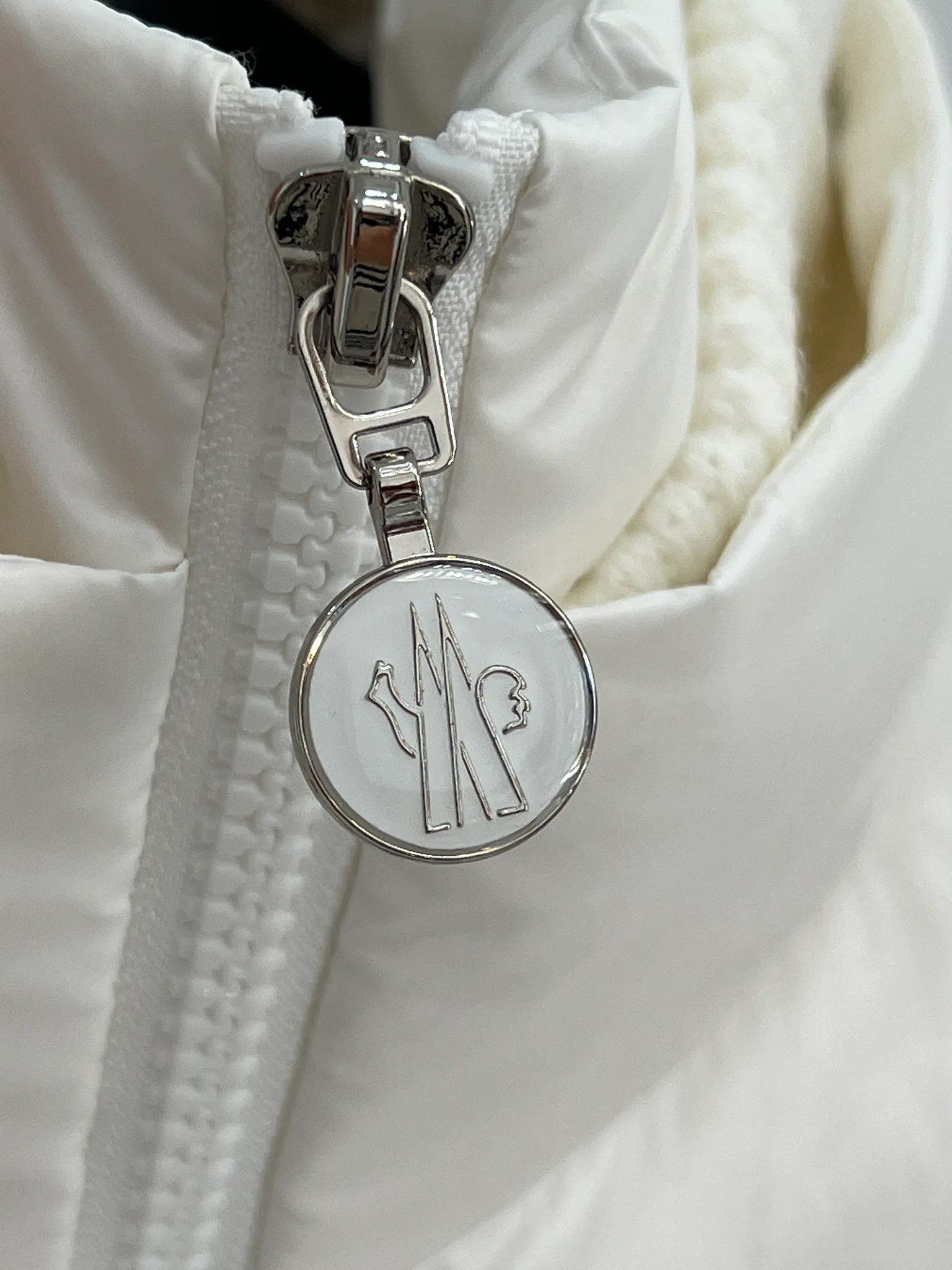 Women's Jackets And Down Jackets MONCLER 18416279