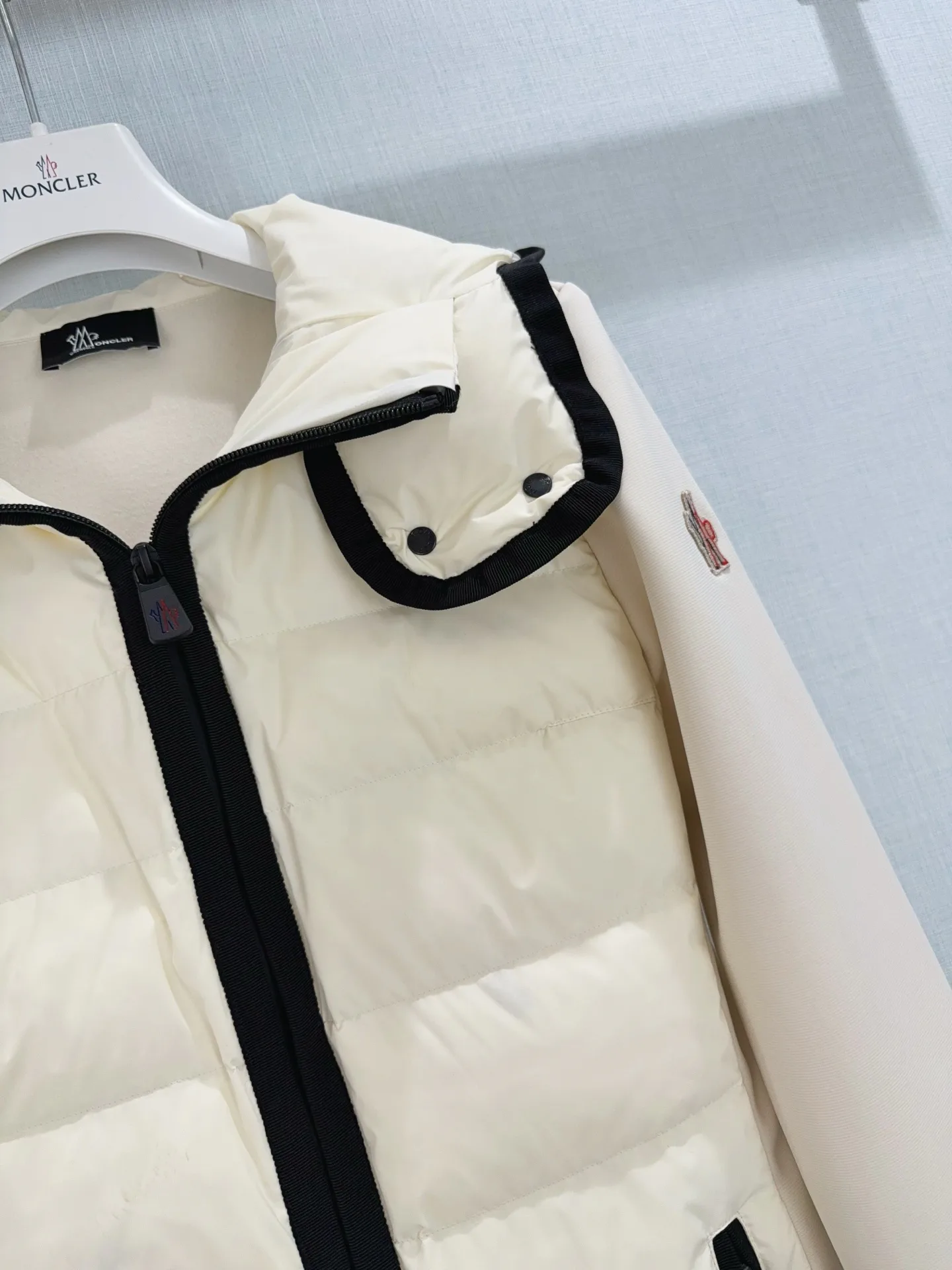 Women's Jackets And Down Jackets MONCLER 18474209