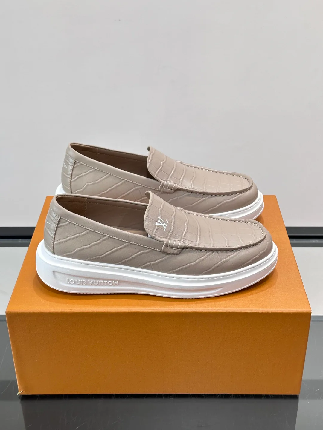 Men's Loafers And Dress Shoes LOUIS VUITTON 17806105