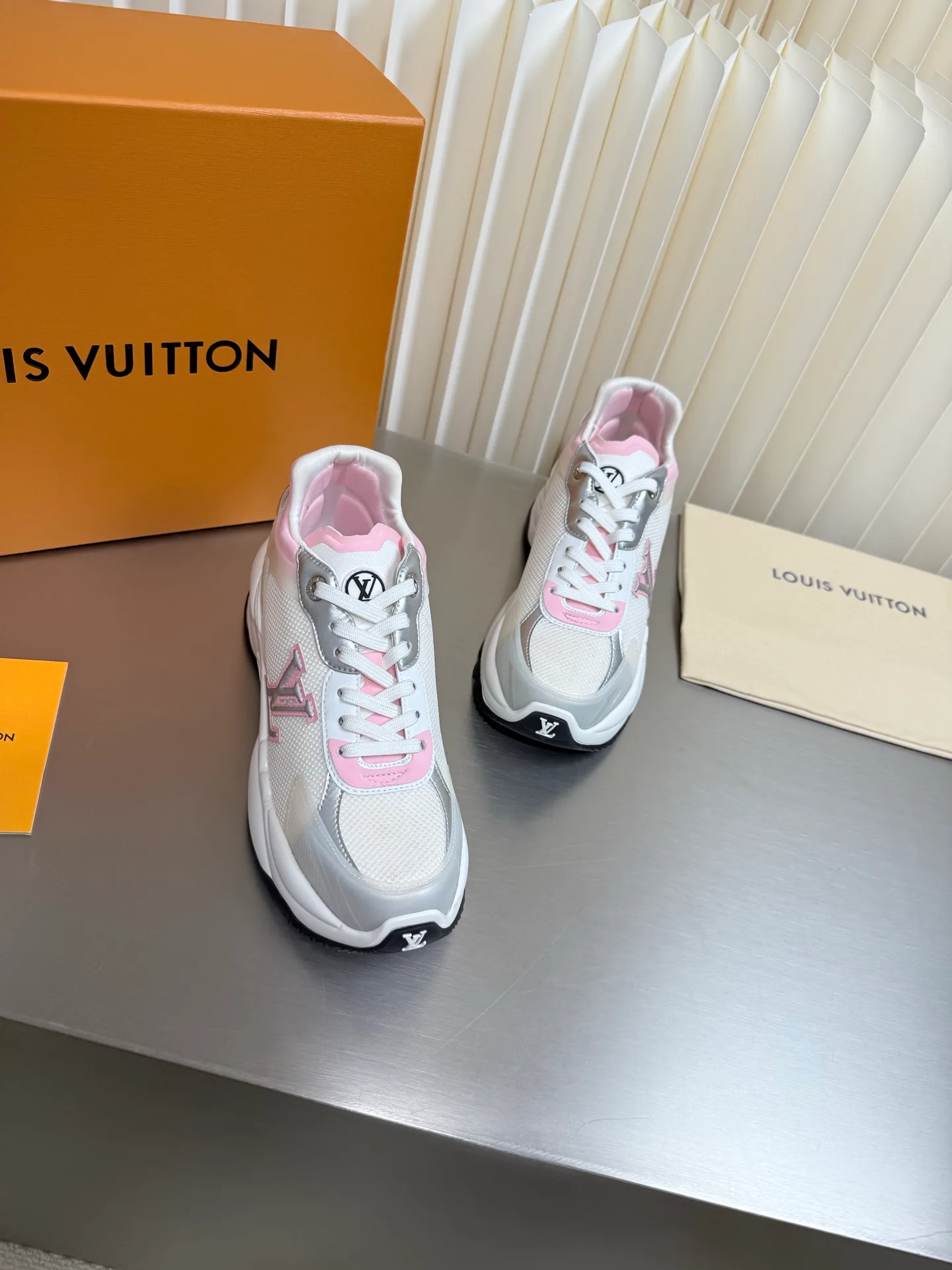 Women's Sneakers LOUIS VUITTON 17873179