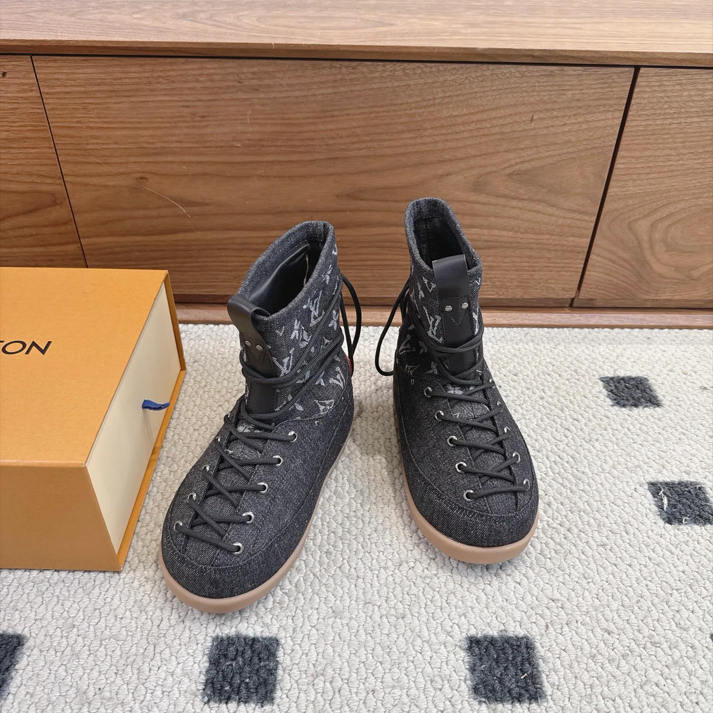 Кроссовки Женские Louis Vuitton 18613786