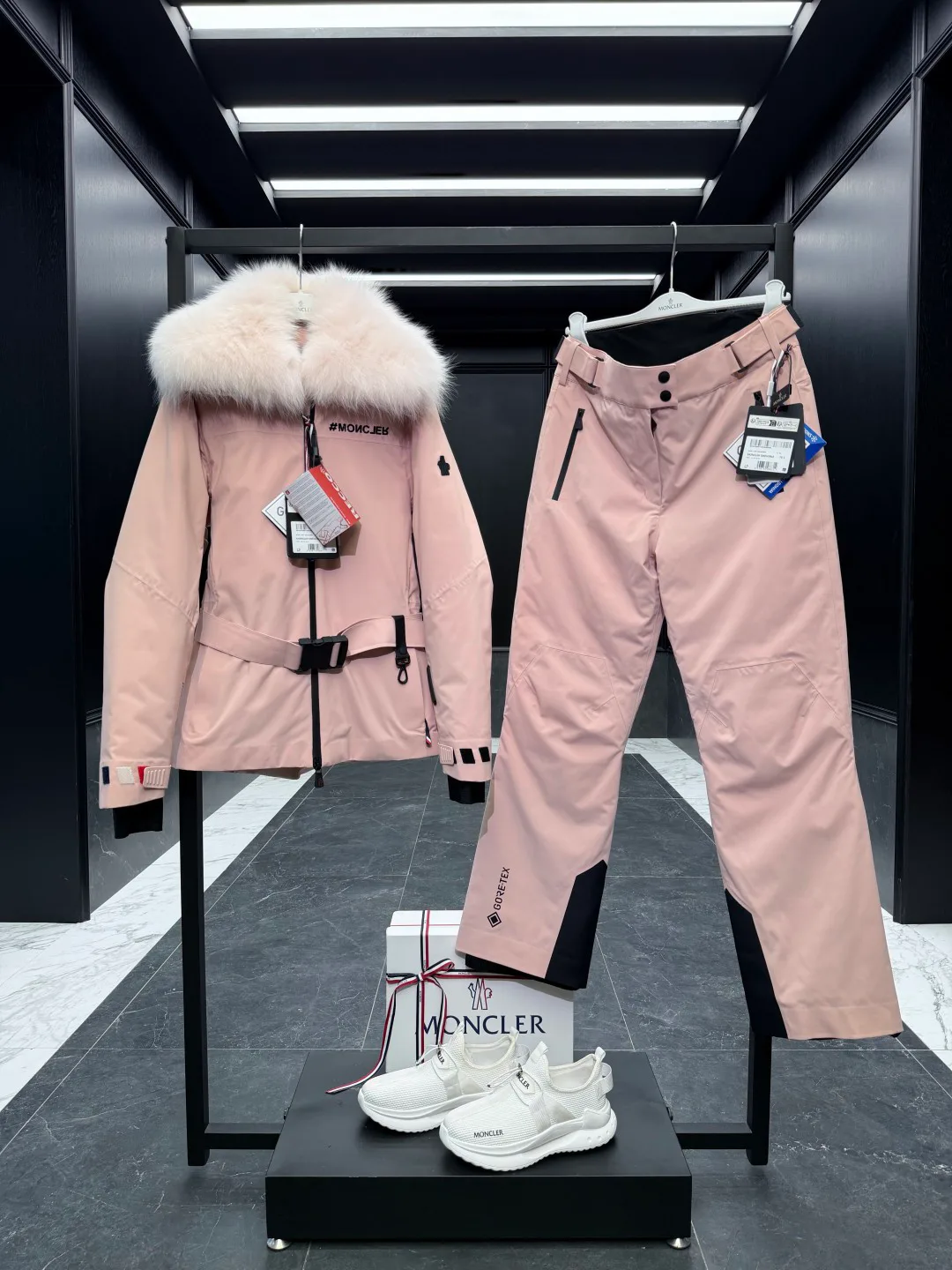 Women's Jackets And Down Jackets MONCLER 18134288