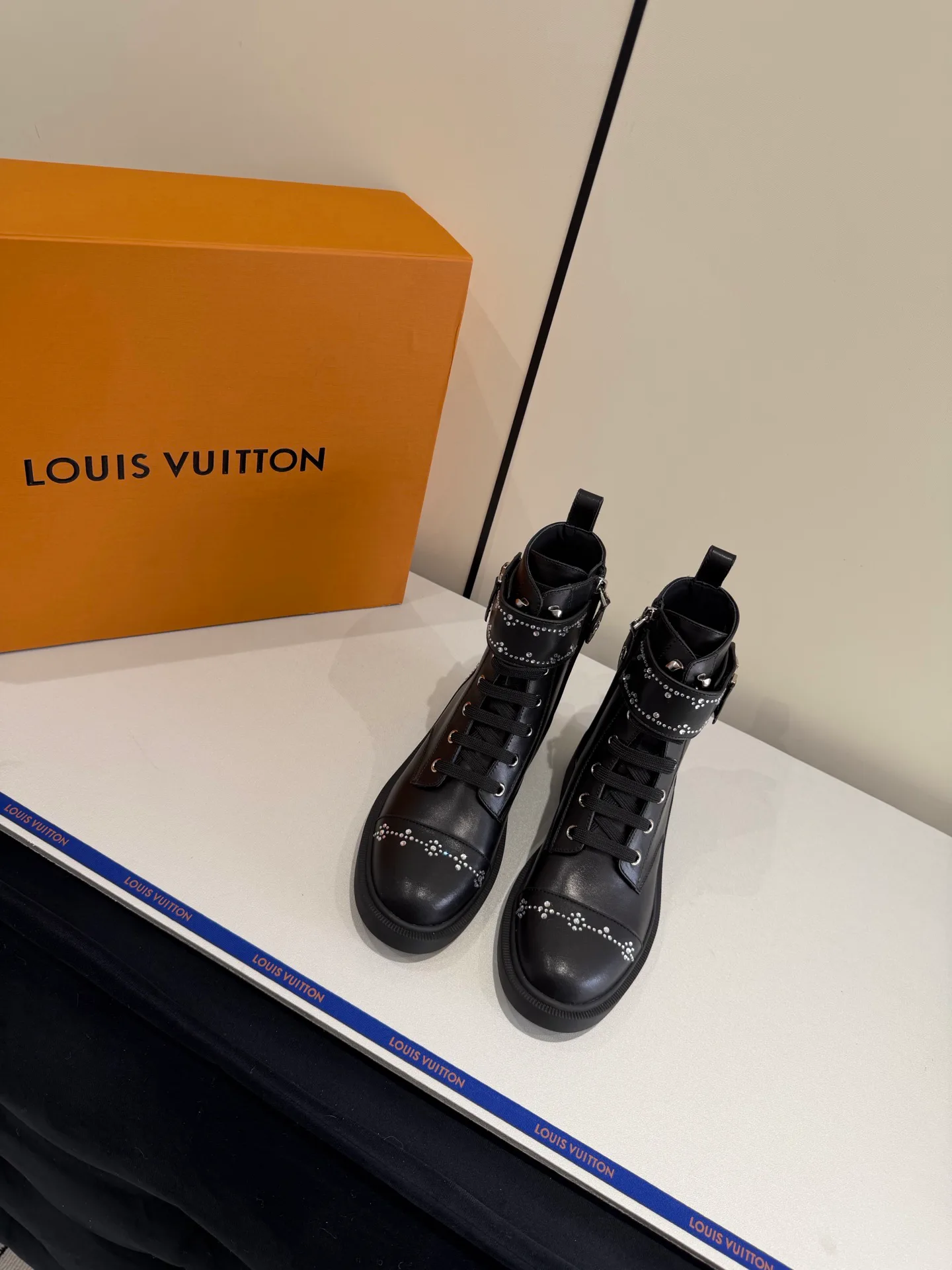 Women's Ankle Boots LOUIS VUITTON 19563695