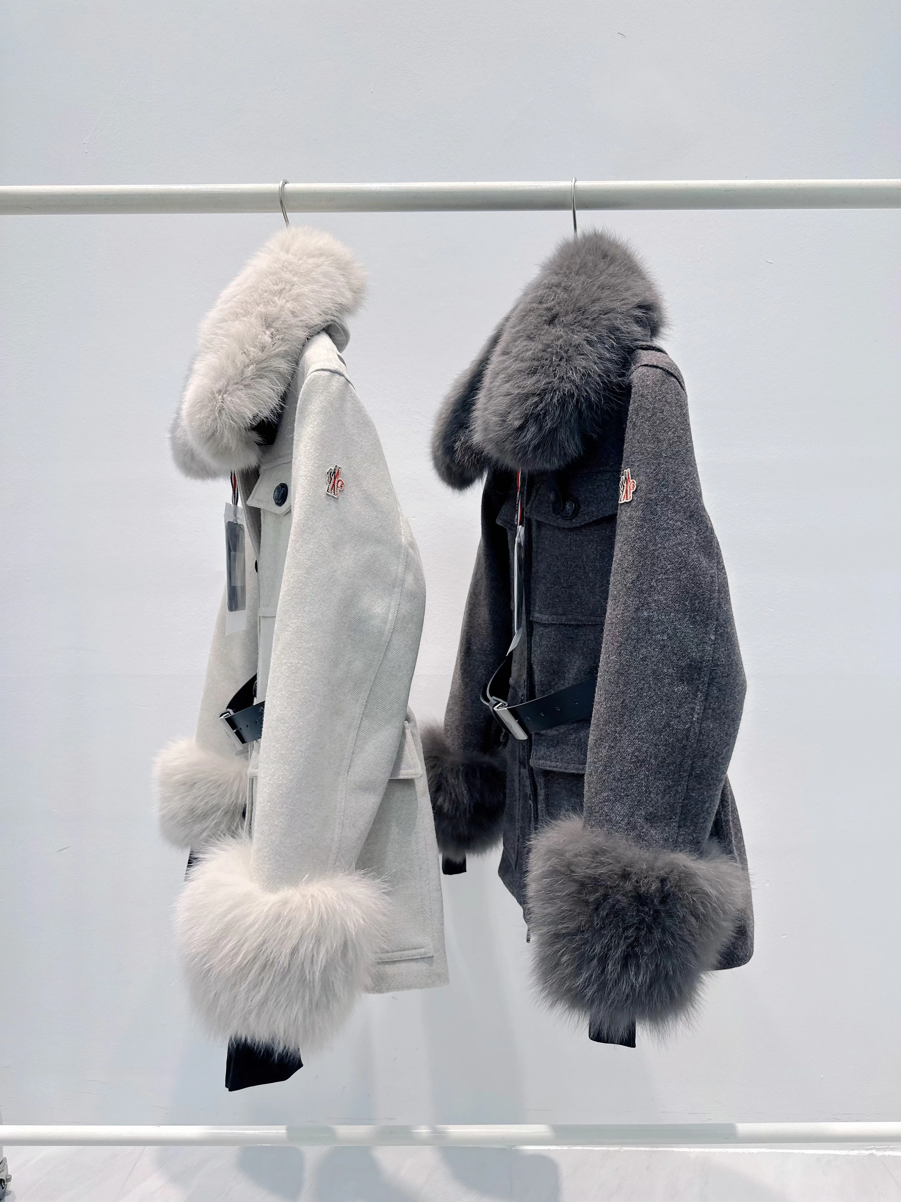 Women's Jackets And Down Jackets MONCLER 18298072