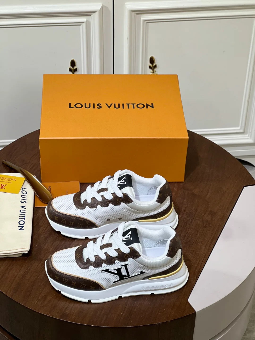 Women's Sneakers LOUIS VUITTON 17460370