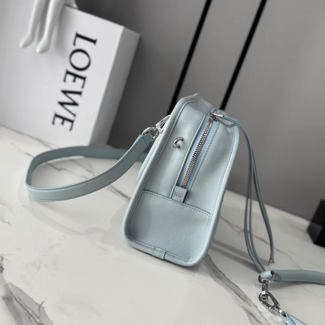 Women's Classic Handbags LOEWE 18229668