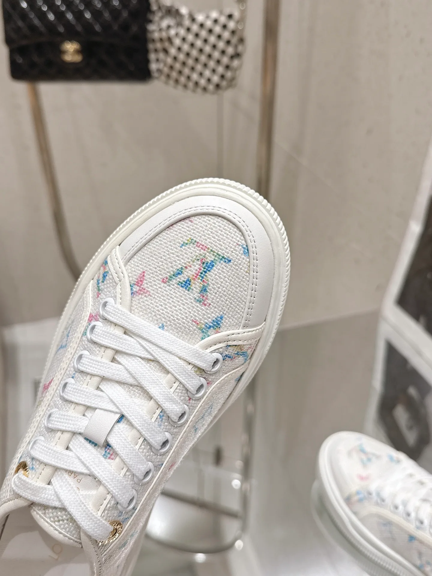 Women's Sneakers LOUIS VUITTON 18543572