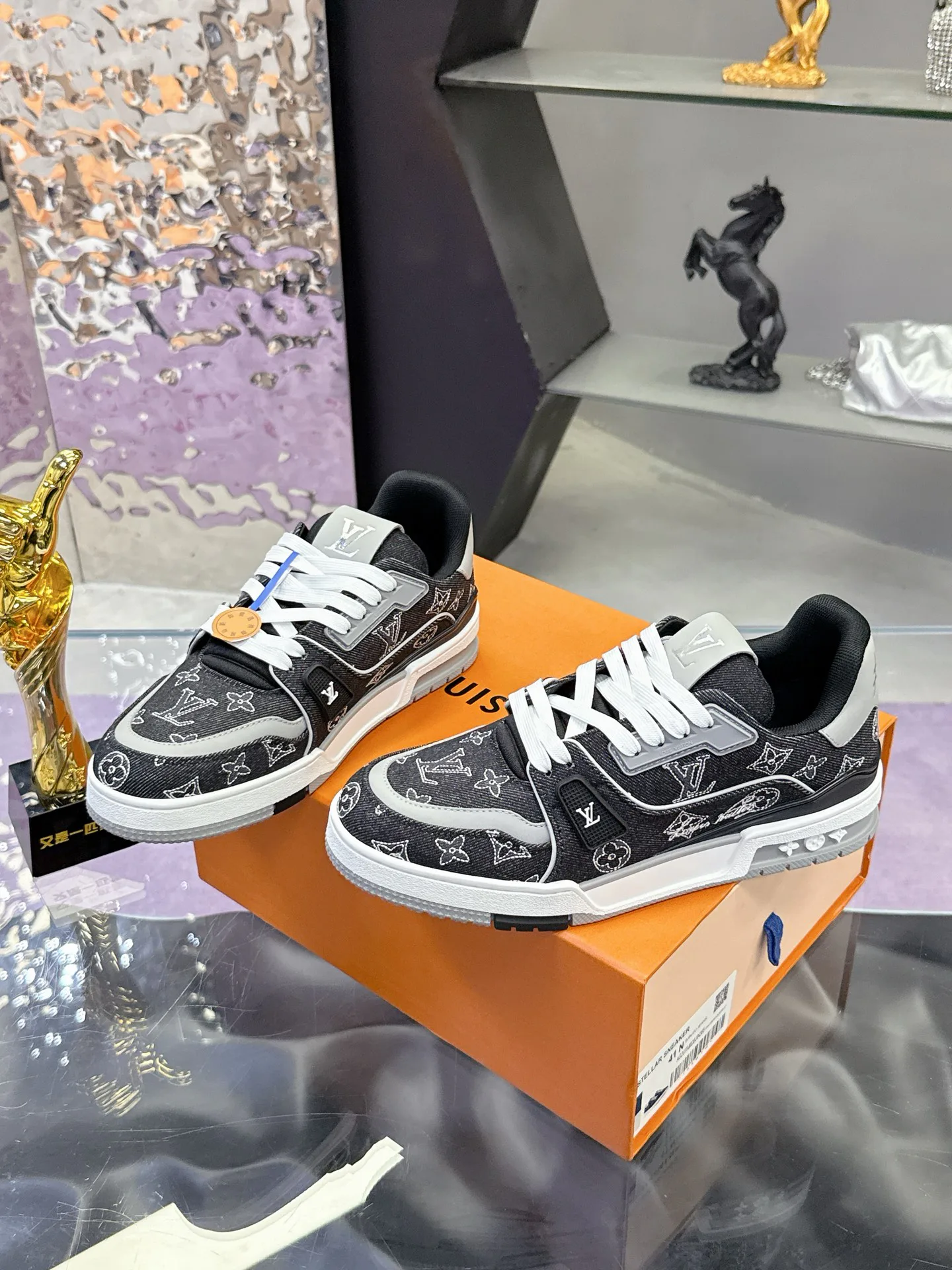 Women's Sneakers LOUIS VUITTON 17930921