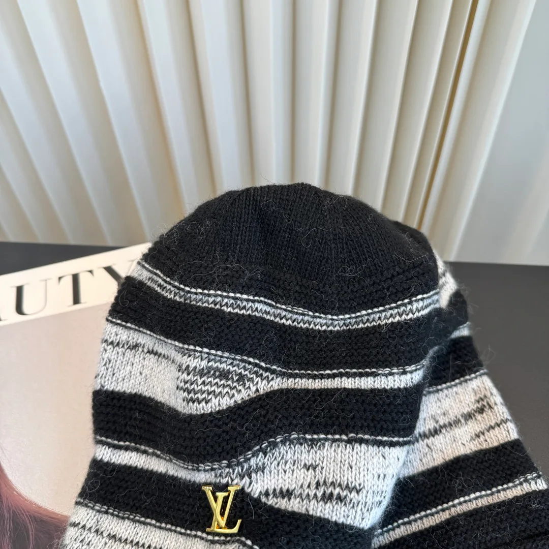 Hats LOUIS VUITTON 18198459