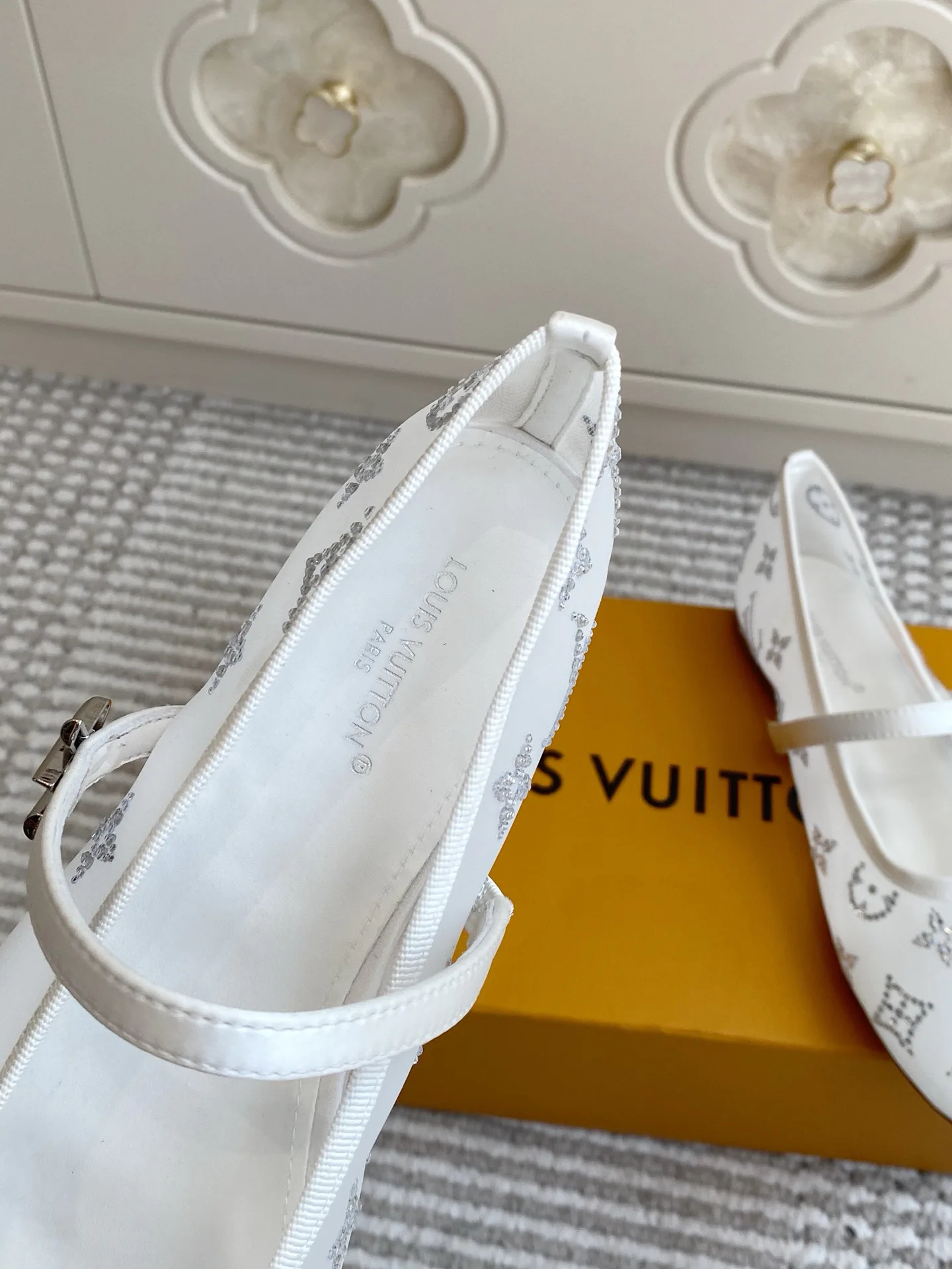 Women's Ballet Flats LOUIS VUITTON 18135116