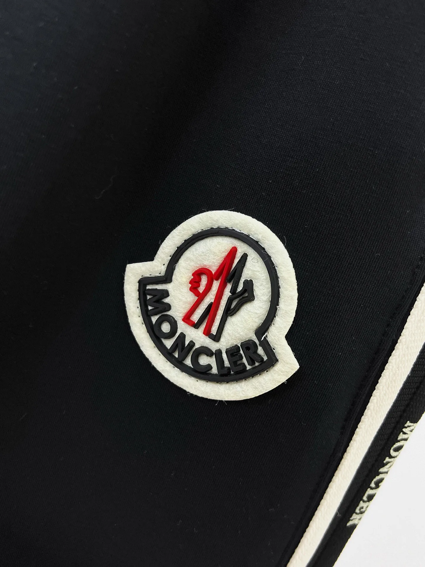 Men's Trousers MONCLER 18399267