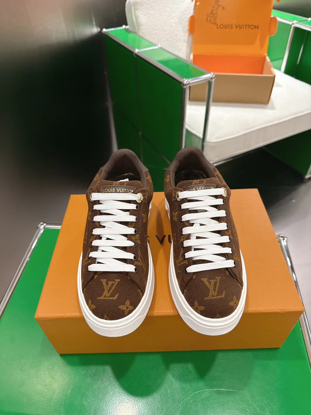 Кроссовки Женские Louis Vuitton 18677711