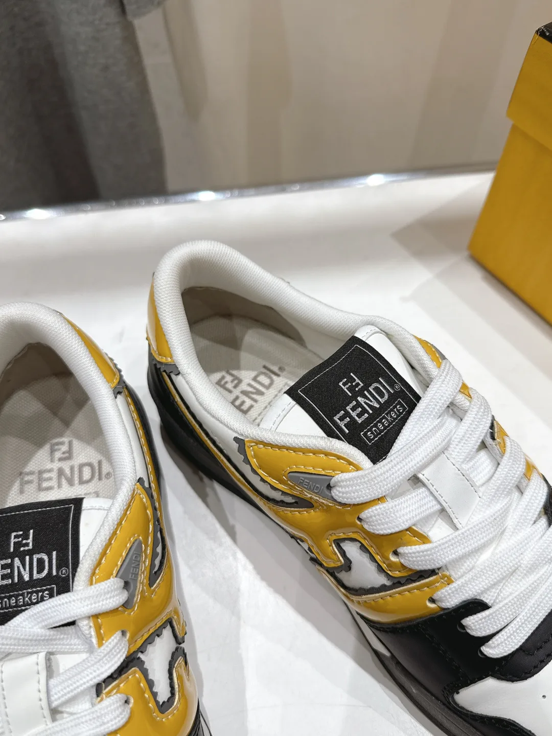 Women's Sneakers FENDI 17908429