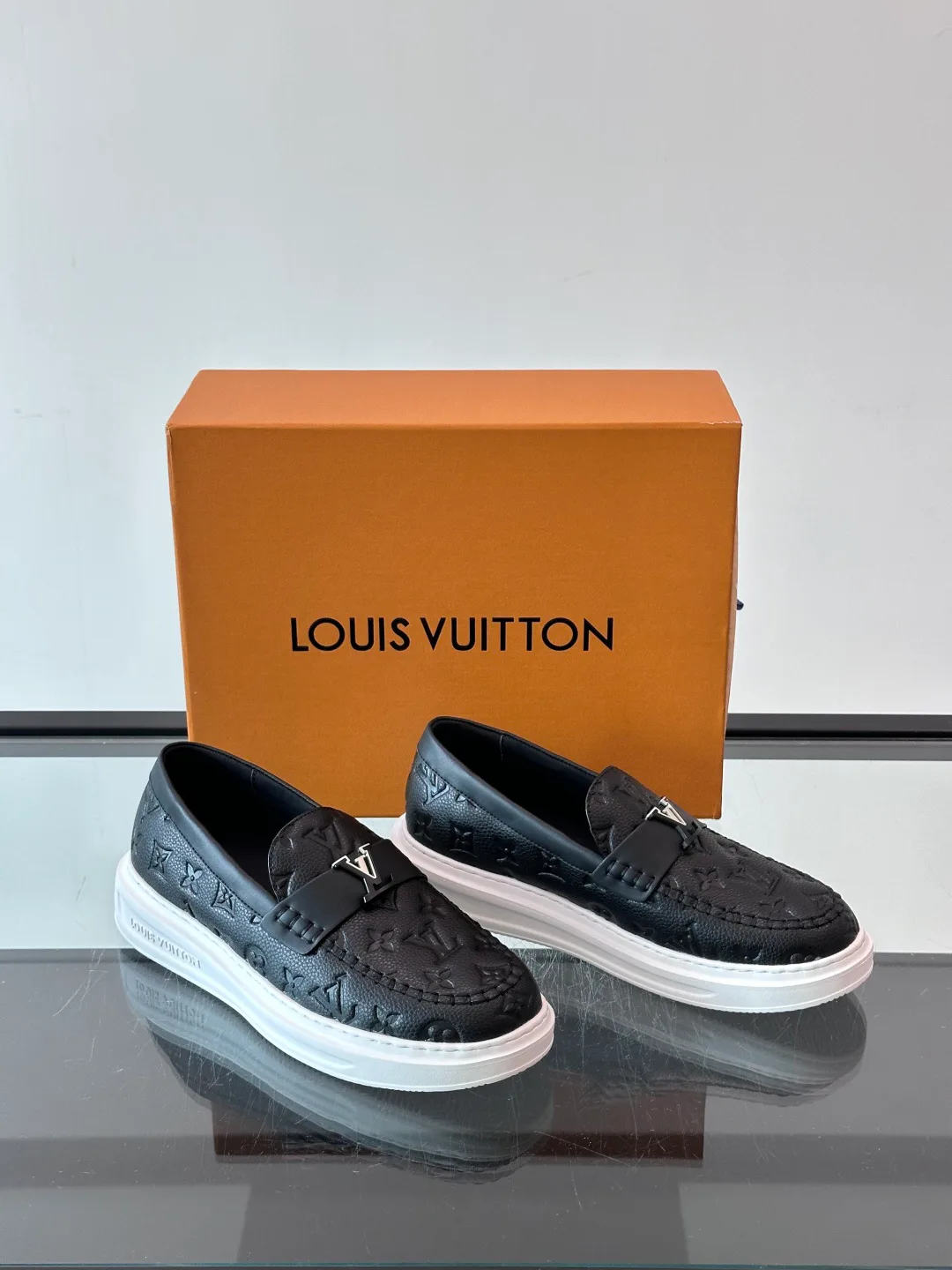 Men's Loafers And Dress Shoes LOUIS VUITTON 18400589