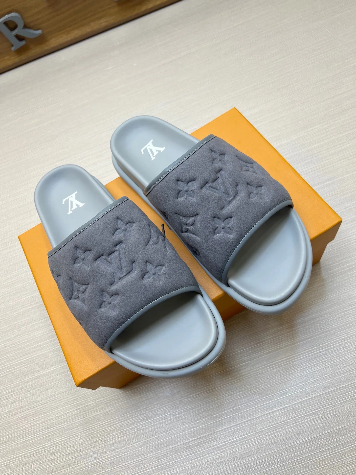 Women's Flip-Flops LOUIS VUITTON 18011807