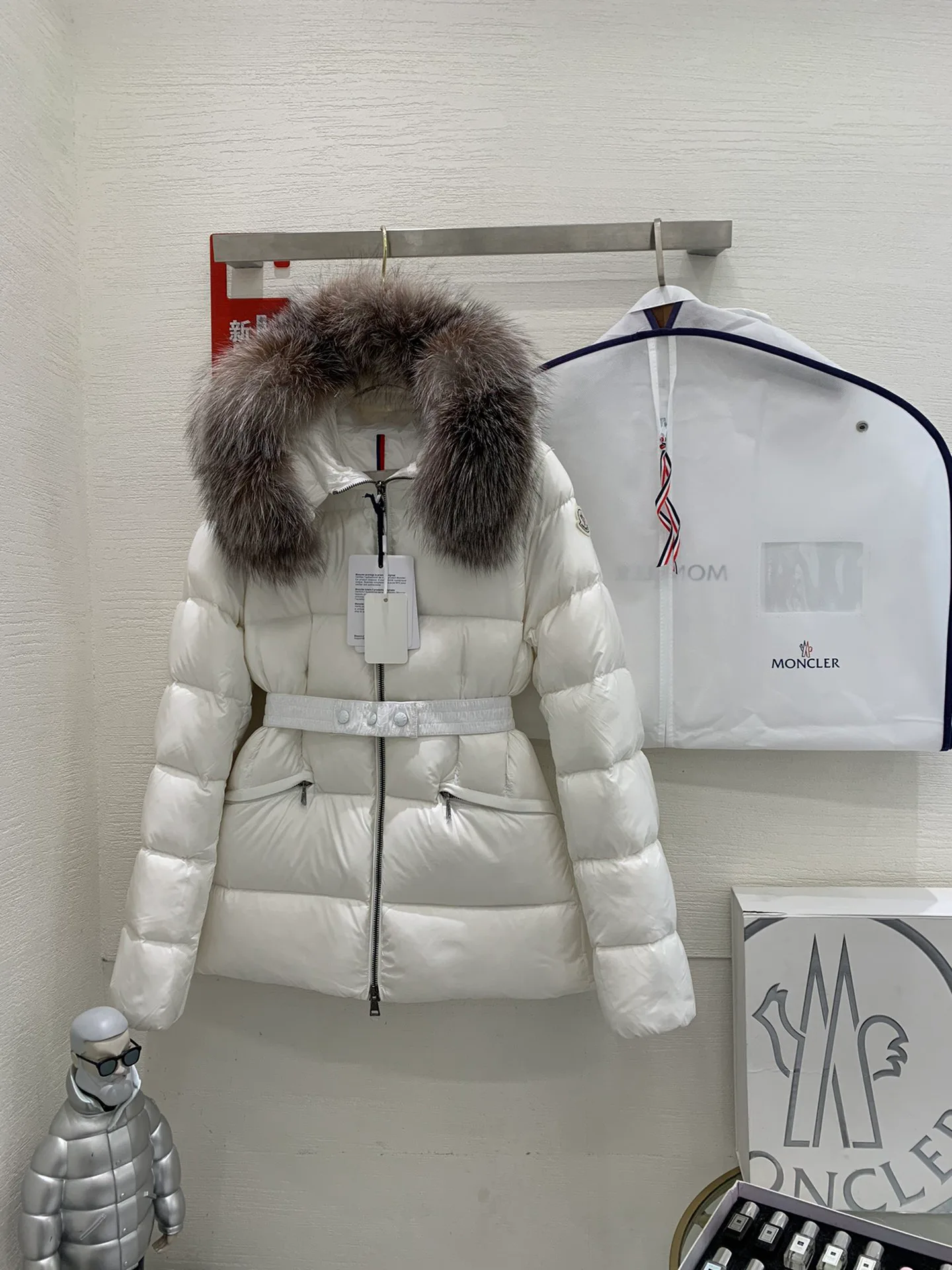Women's Jackets And Down Jackets MONCLER 18188708