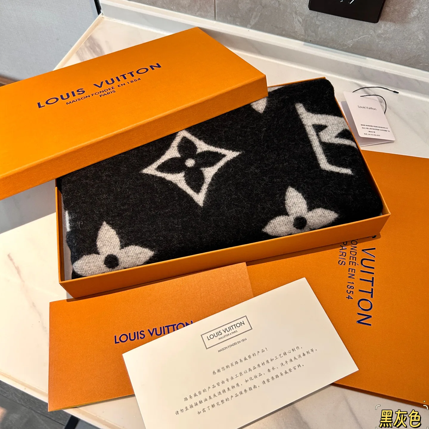 Scarves LOUIS VUITTON 18507446