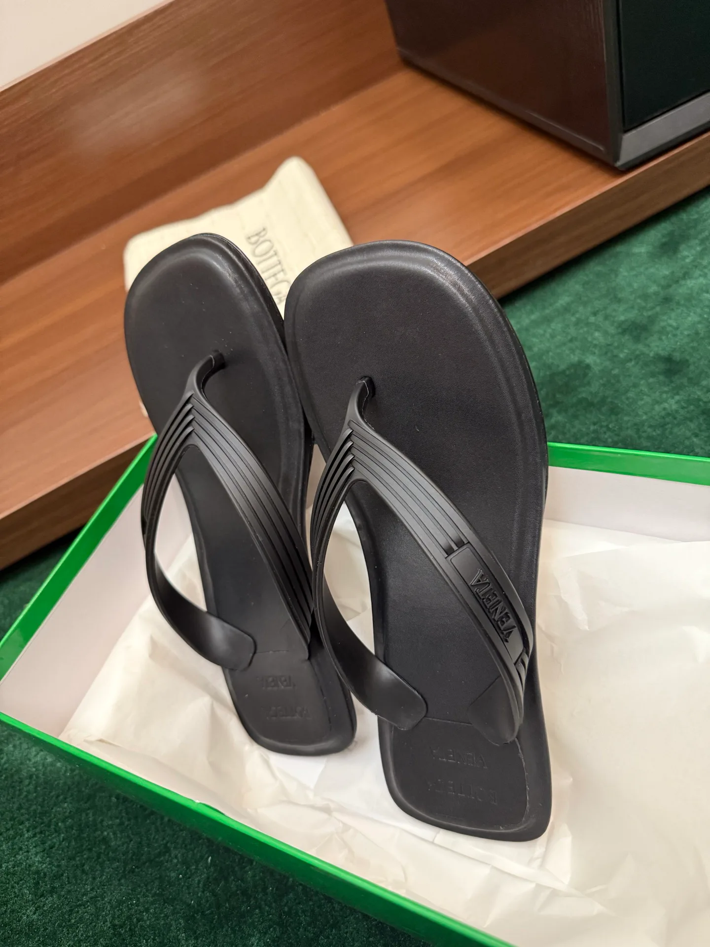 Women's Flip-Flops BOTTEGA VENETA 17386119