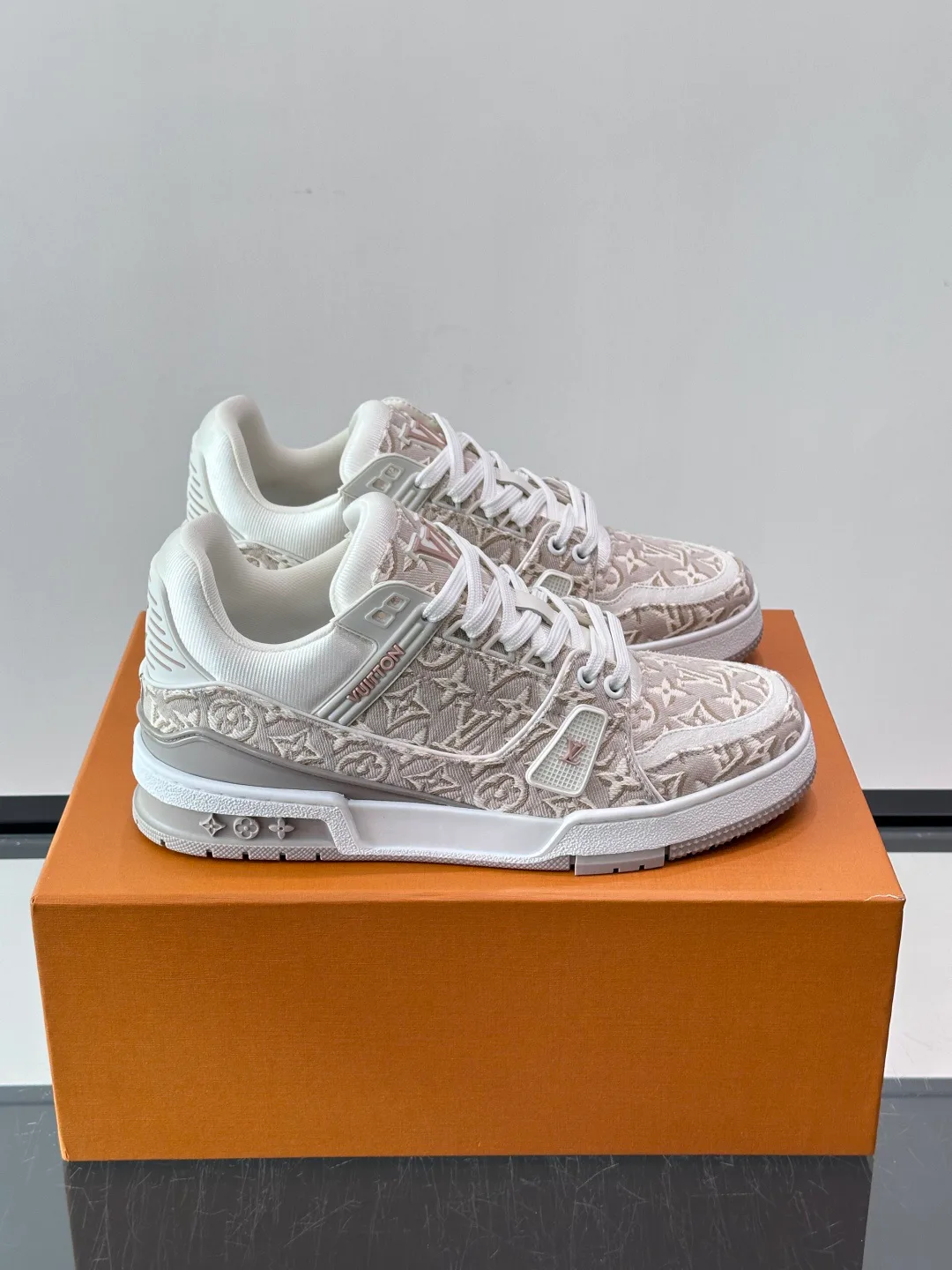 Women's Sneakers LOUIS VUITTON 18039739