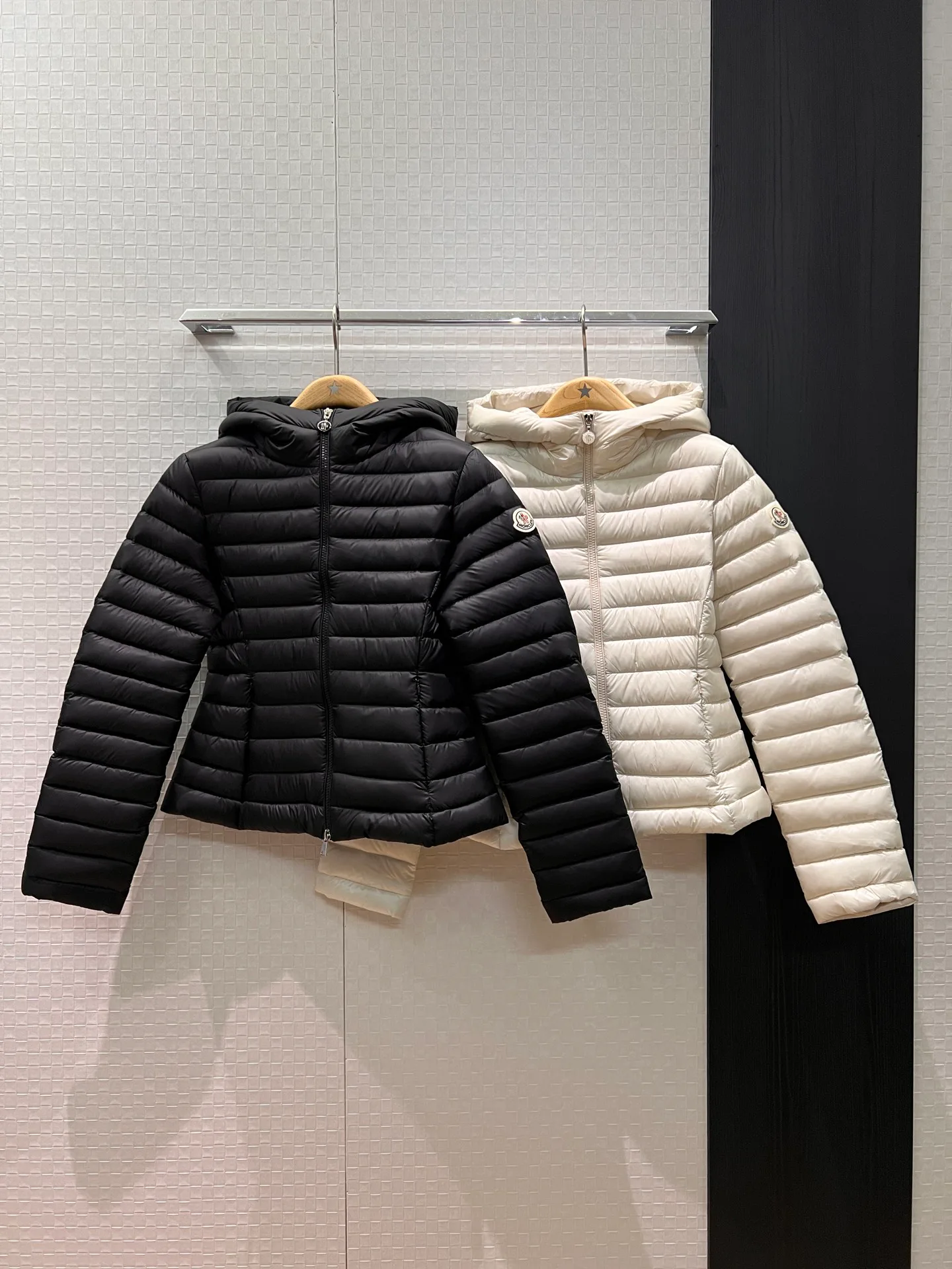 Women's Jackets And Down Jackets MONCLER 18460250
